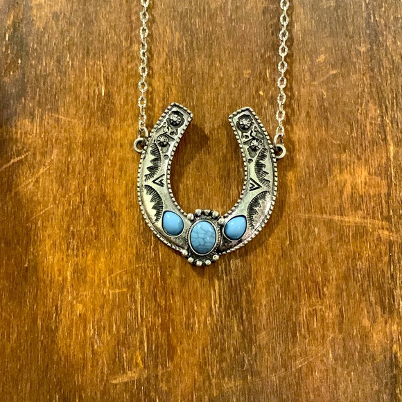 Horse shoe necklace - Picture 1 of 2